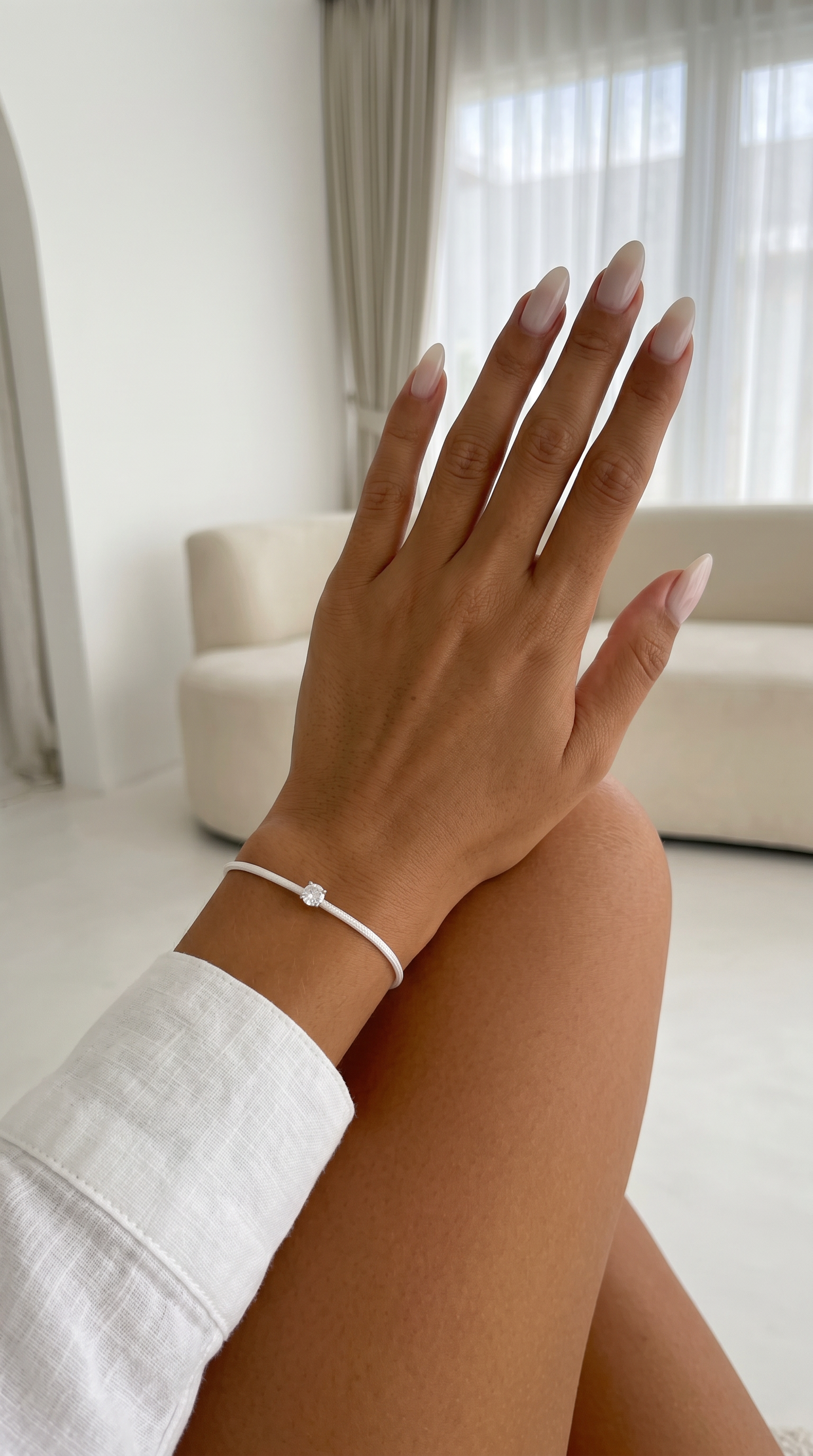 צמיד חוט לבן וסוליטר