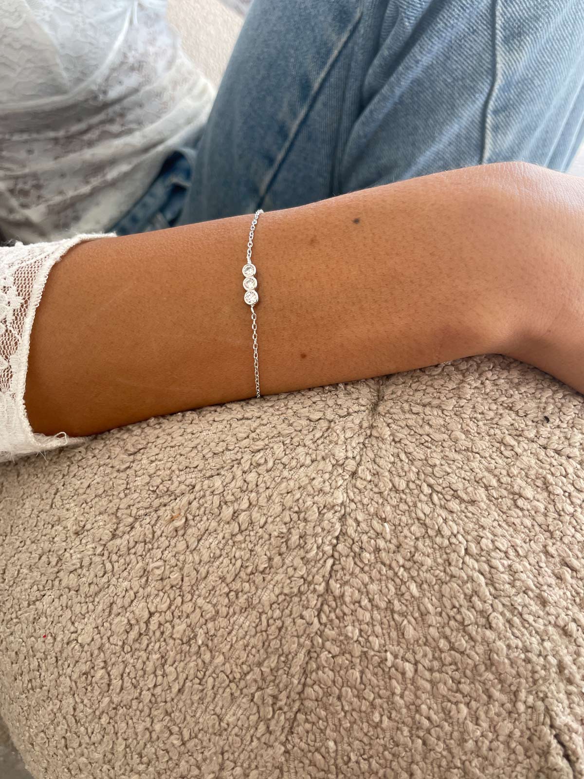 צמיד עדין שלושה סוליטרים צמודים