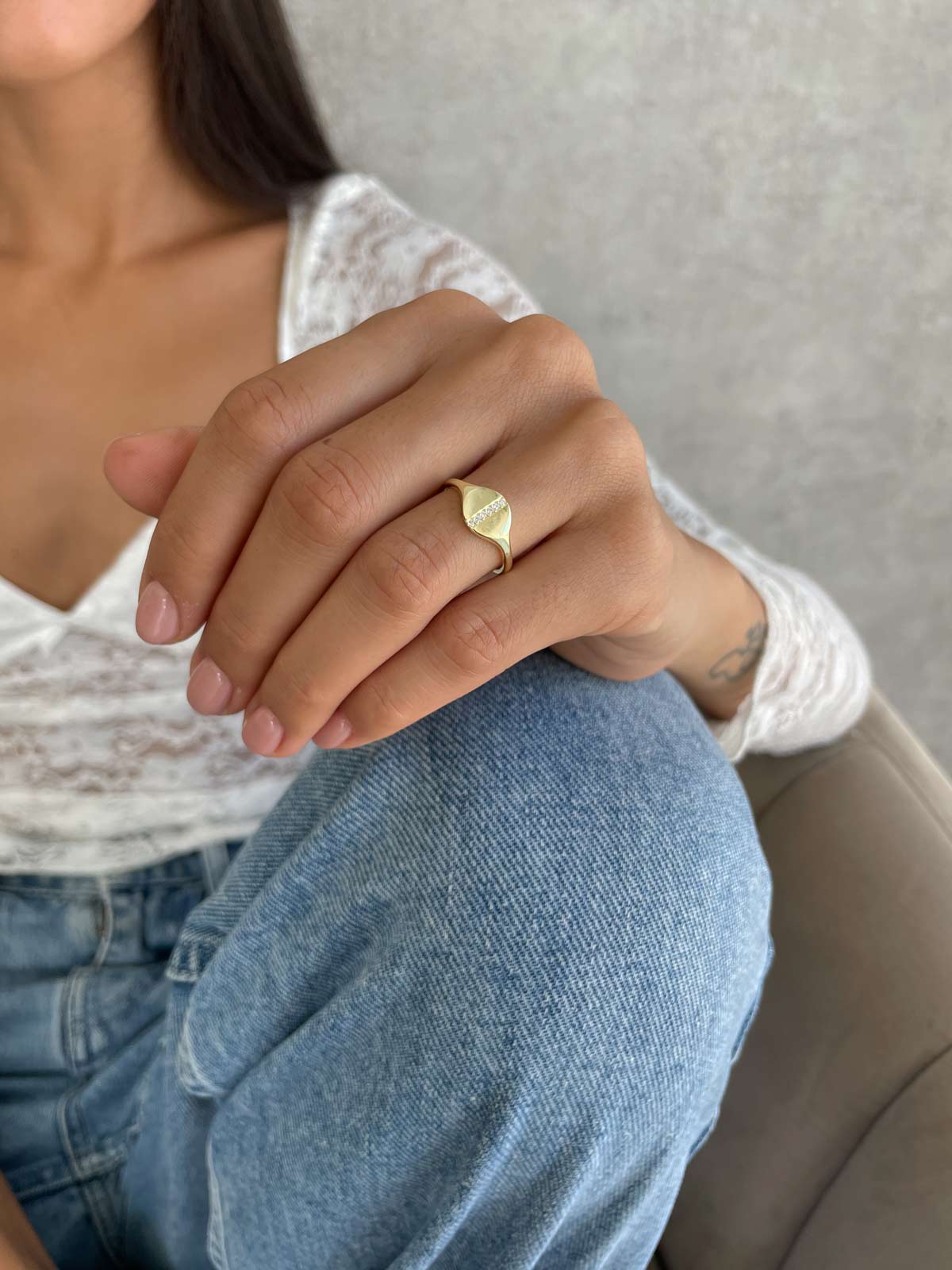 טבעת חותם שורה משובצת