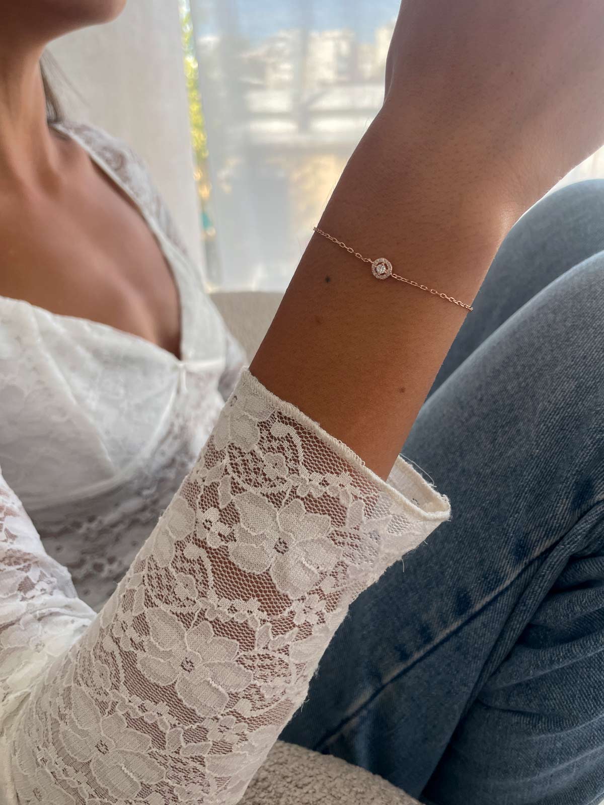 צמיד עדין סוליטר קטן משובץ