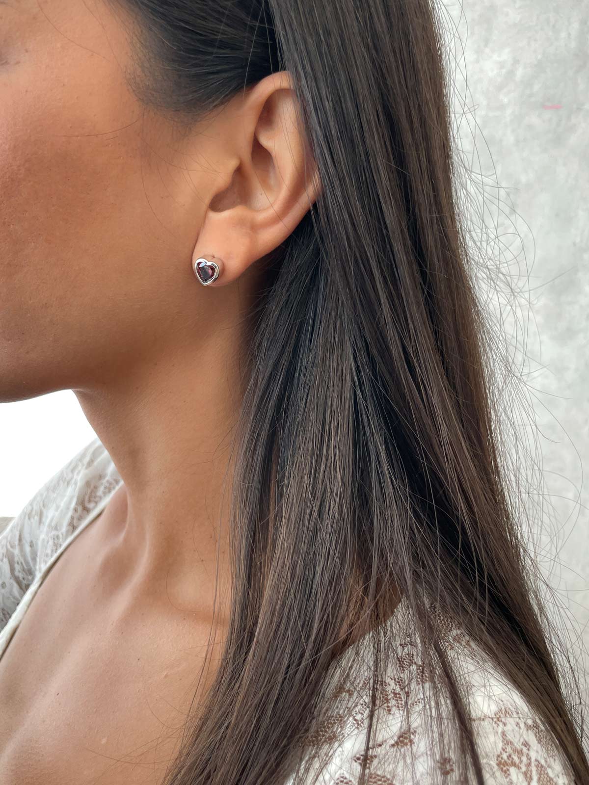 עגילים צמודים סוליטר בזל לב אדום