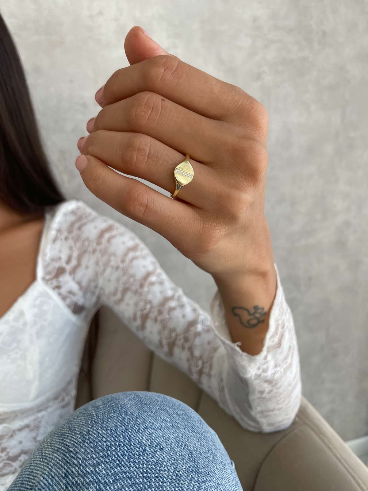 טבעת חותם שורה משובצת