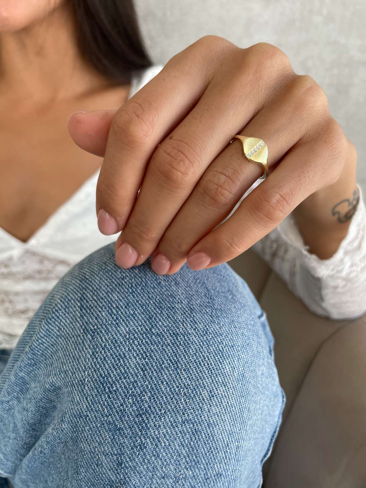 טבעת חותם שורה משובצת