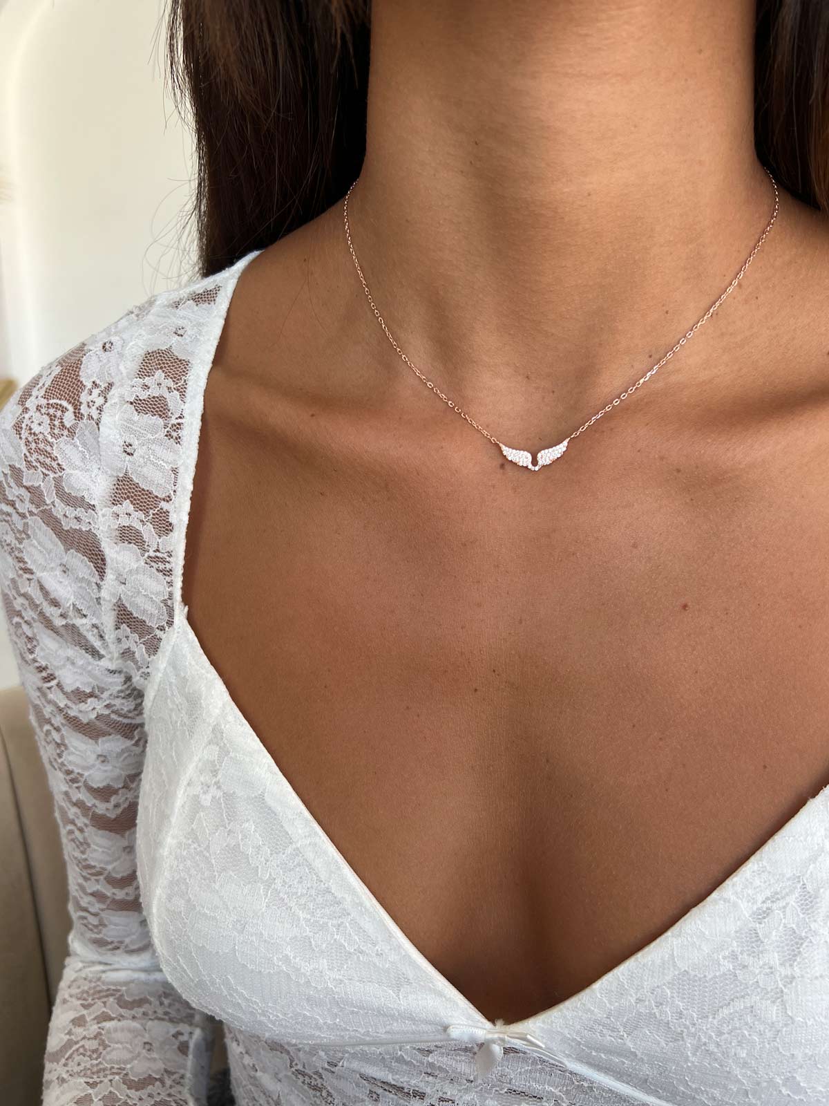 שרשרת צמודה כנפיים קטנות