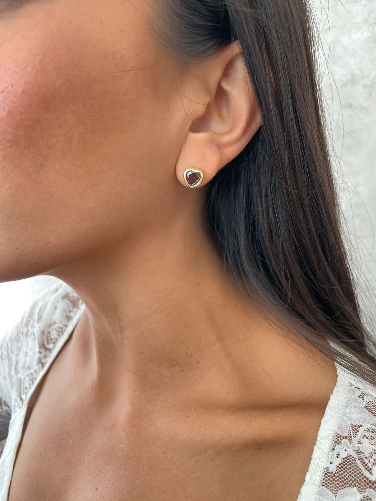 עגילים צמודים סוליטר בזל לב אדום