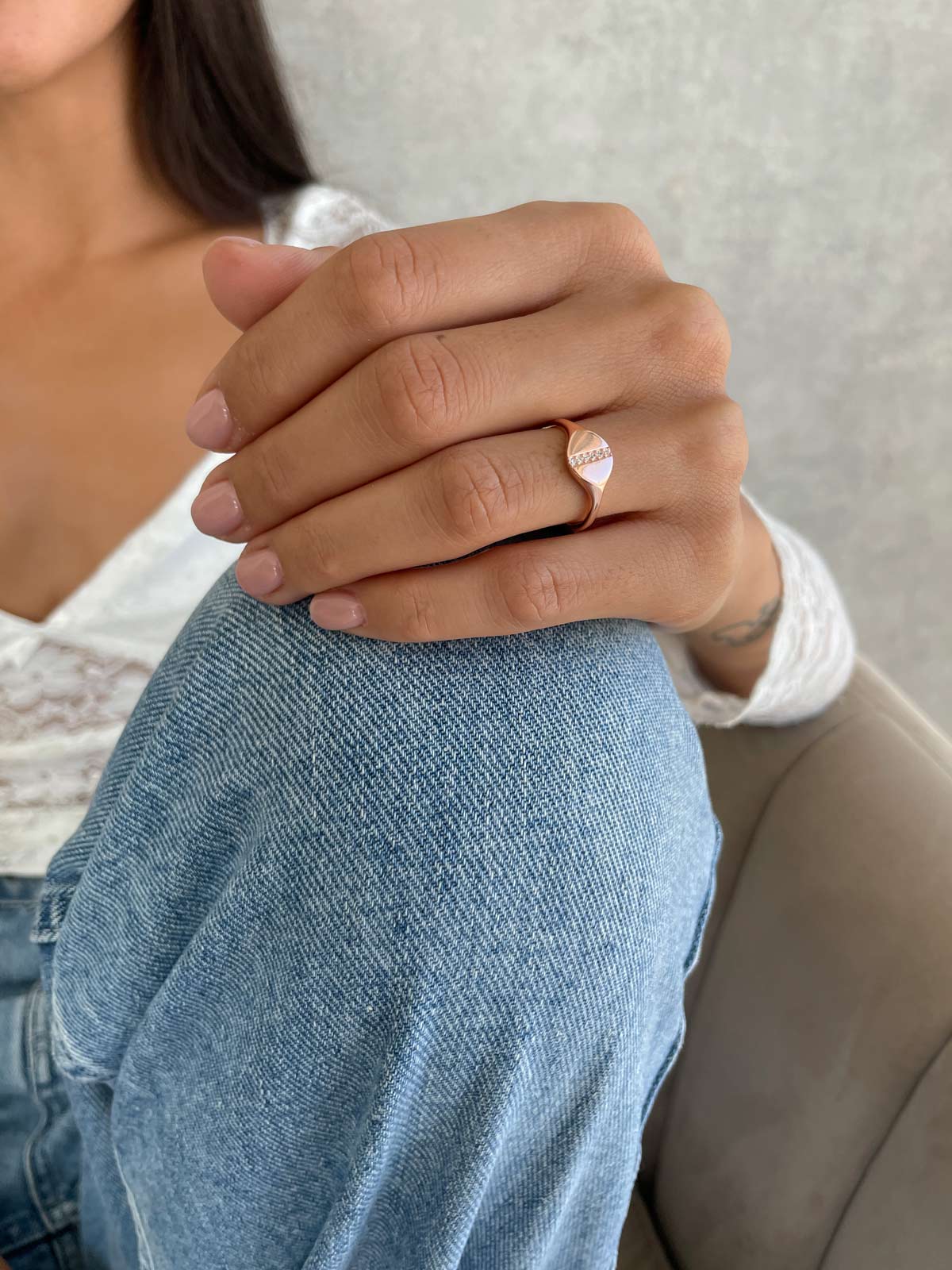 טבעת חותם שורה משובצת