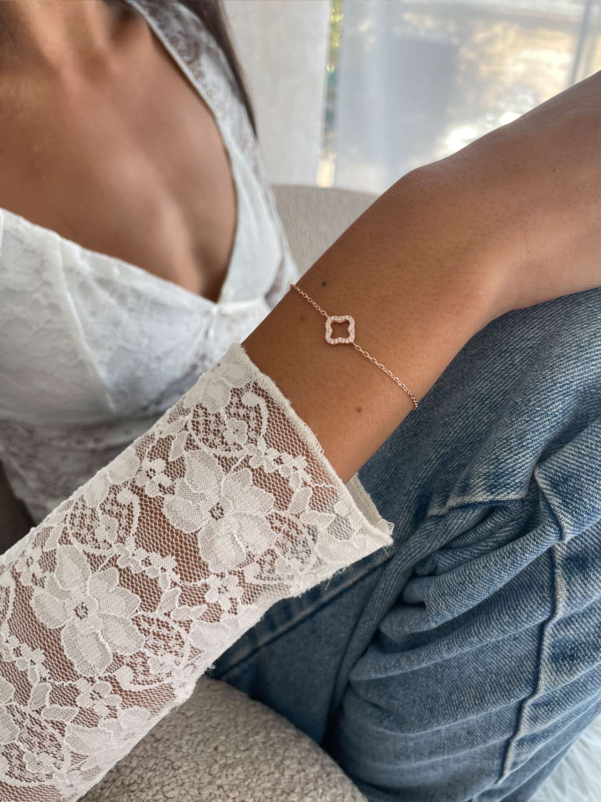 צמיד עדין תלתן משובץ