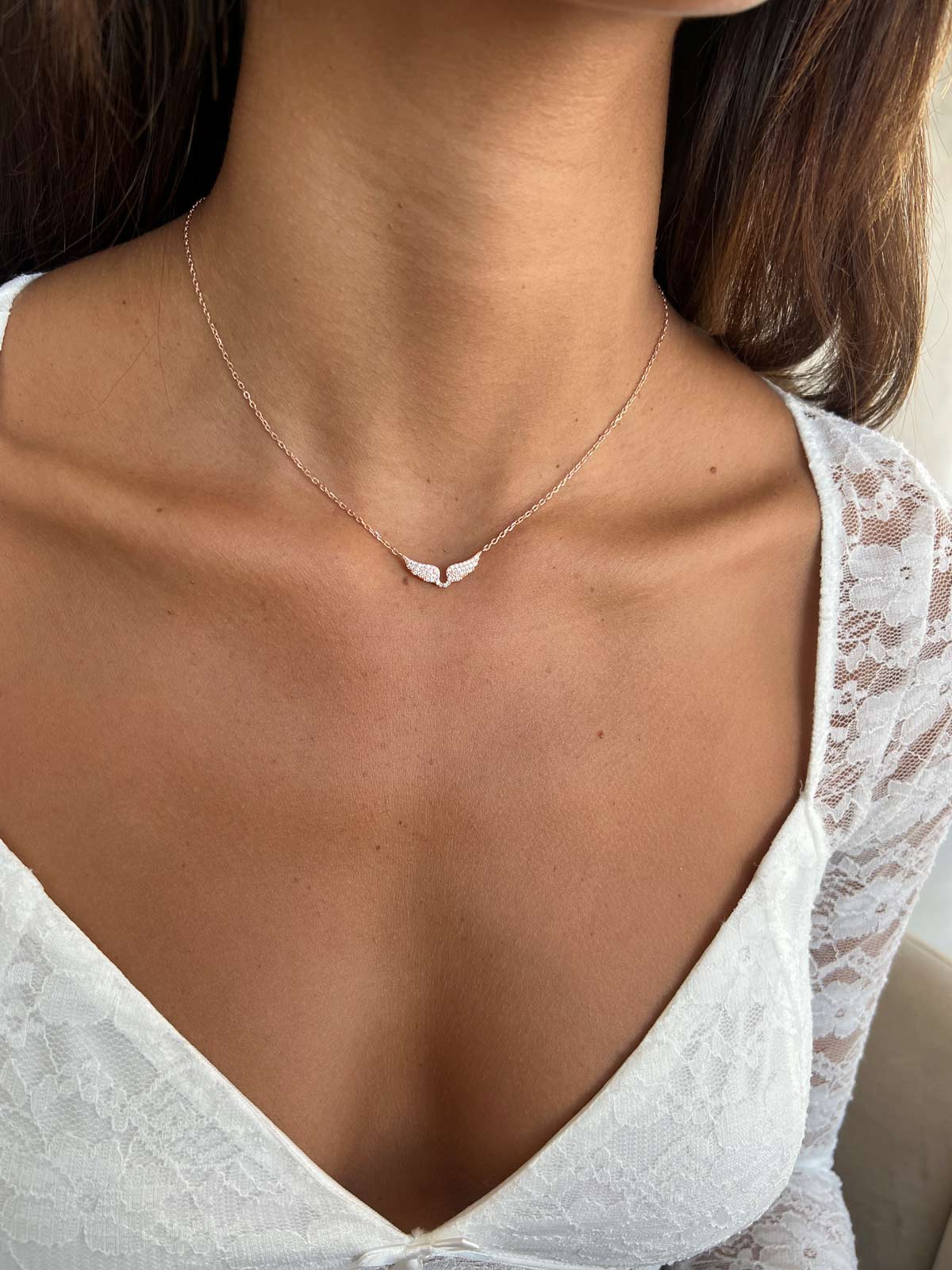 שרשרת צמודה כנפיים קטנות