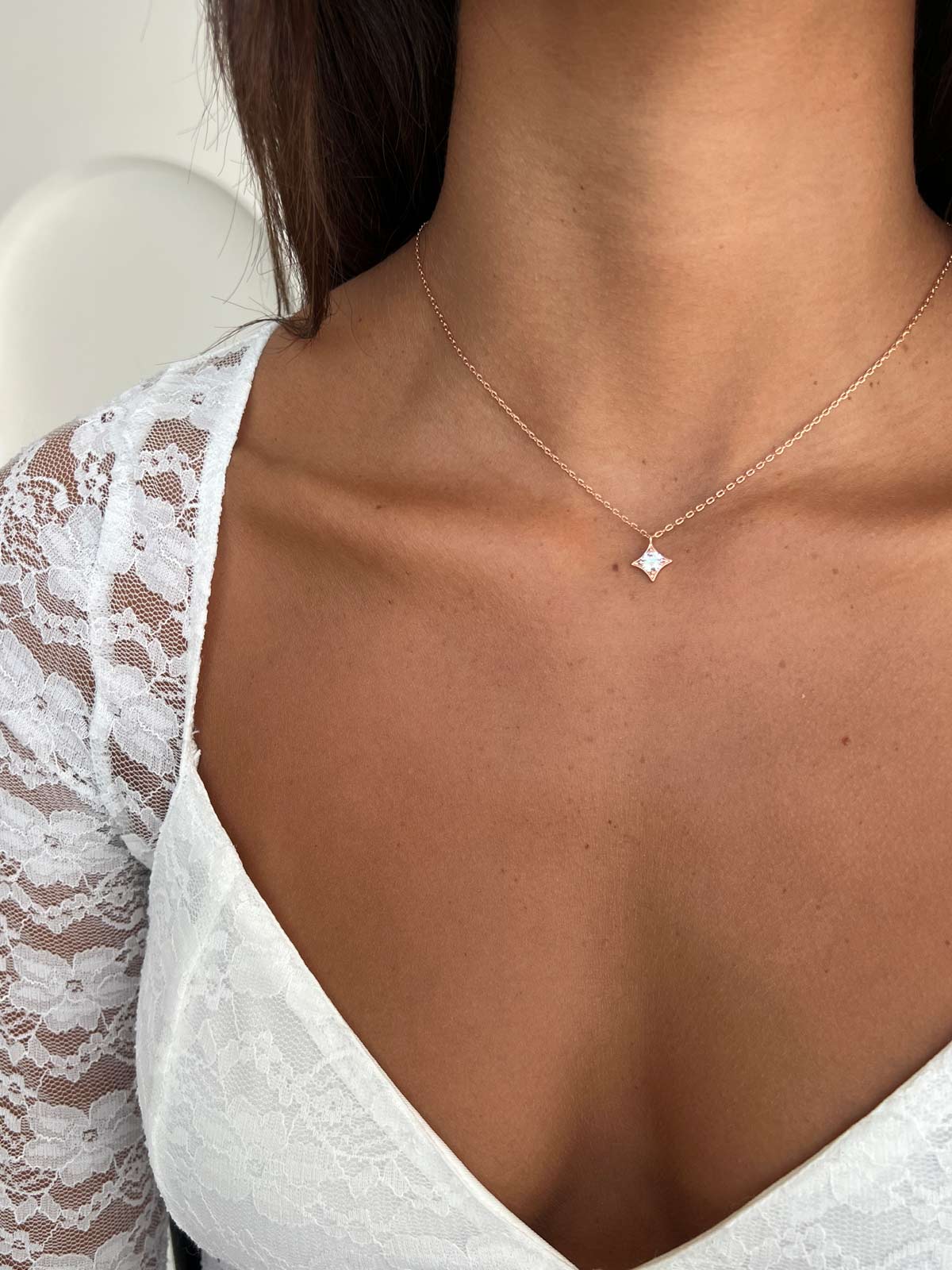 שרשרת צמודה מעוין וסוליטר