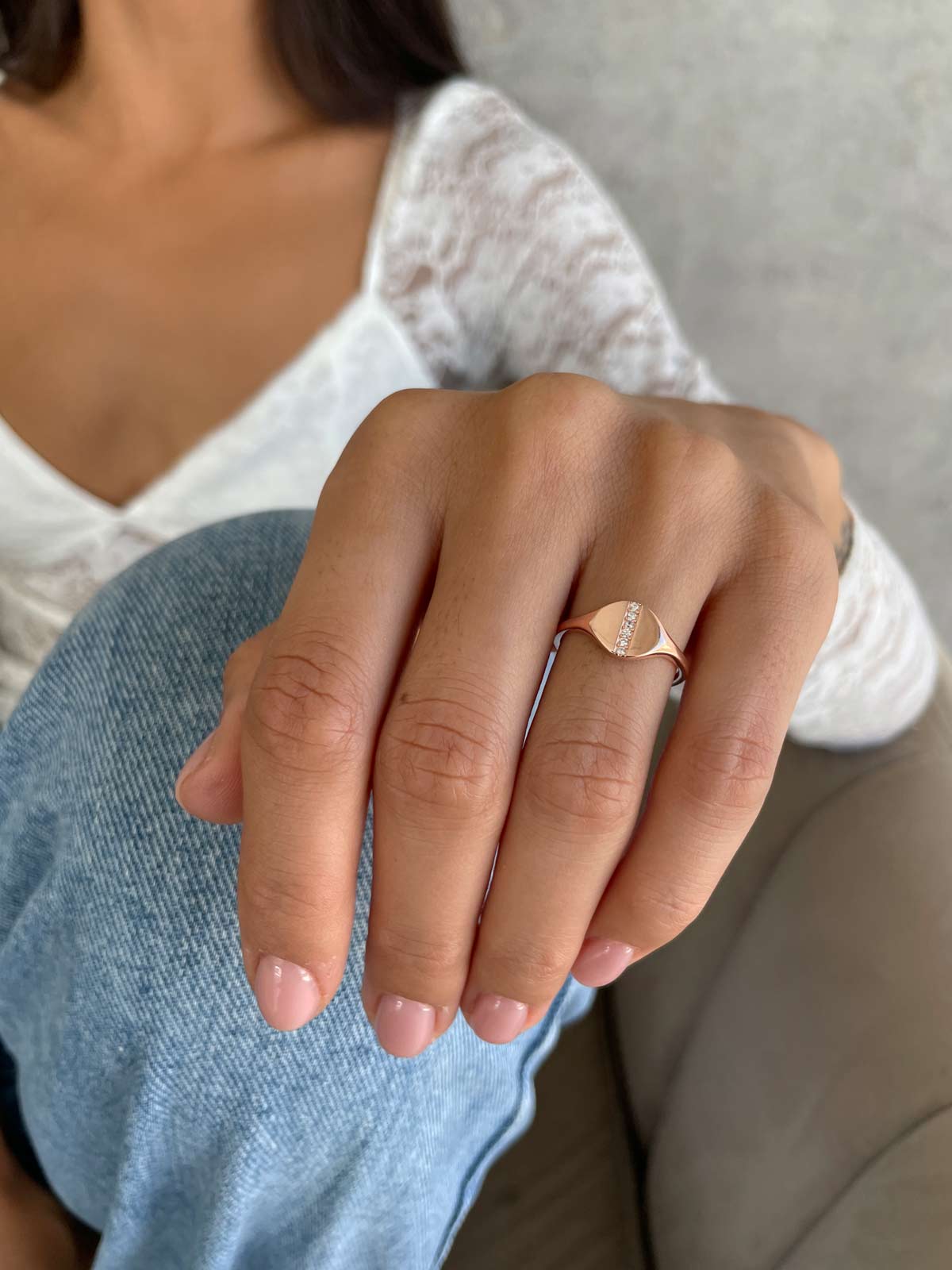 טבעת חותם שורה משובצת